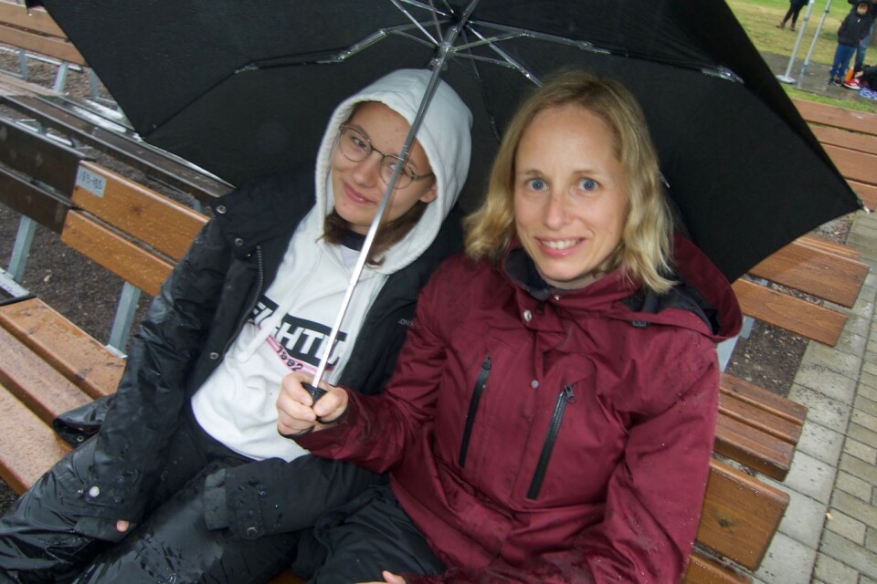Anna Tigerström och tolvåriga dottern Ella följde matchen med spänning.