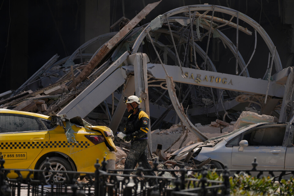 En av det femstjärniga hotellet Hotel Saratogas skyltar har förstörts i fredagens explosion.