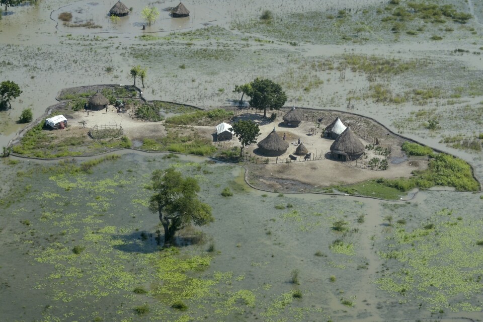 Hus omgivna av en översvämmad flod i Syd-Sudan, från november förra året. Översvämningarna var de största i trakterna på många år, och gjorde att omkring en miljon människor blev isolerade eller tvingades att fly.