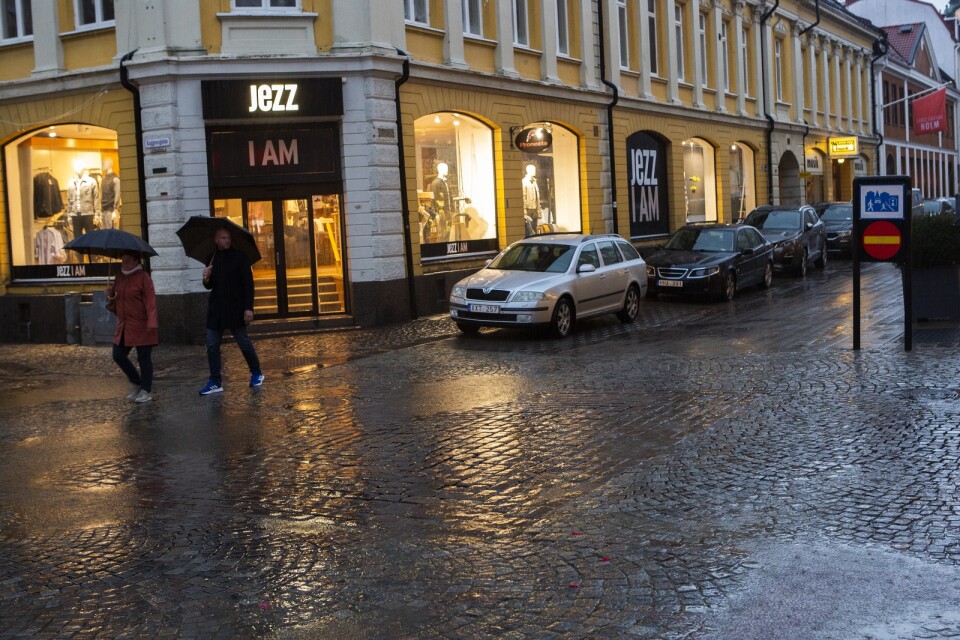Ett stort skyfall drog in över Kalmar på torsdagen och flera gator svämmade över.