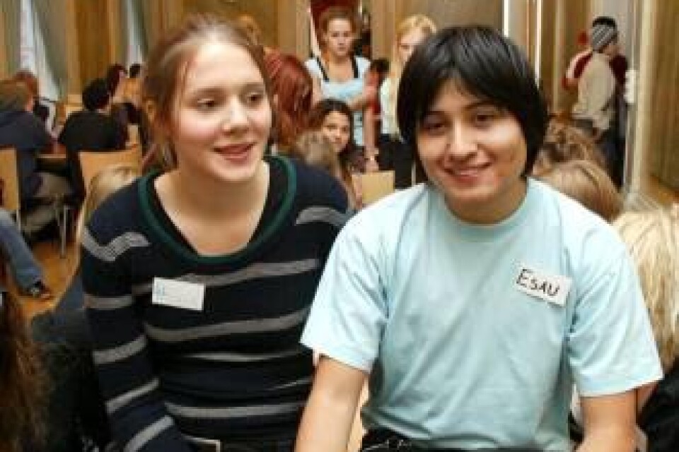 Esan Ayala Alcona och Hanna Karlsudd från kalmar ungdomsråd var mer än nöjda med Årets Ungdomsforum som lockat mängder av elever på gymnasiet och högstadiet.FOTO: SONJA PALM