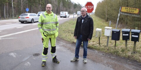 Lars Andersson och Jan Mårtensson är två av de boende som motsatt sig att de planerade 60 nya bostäderna ska ha utfart till väg 11 via Skarrievägen. Nu vill mark- och miljödomstolen också se en mer trafiksäker lösning.