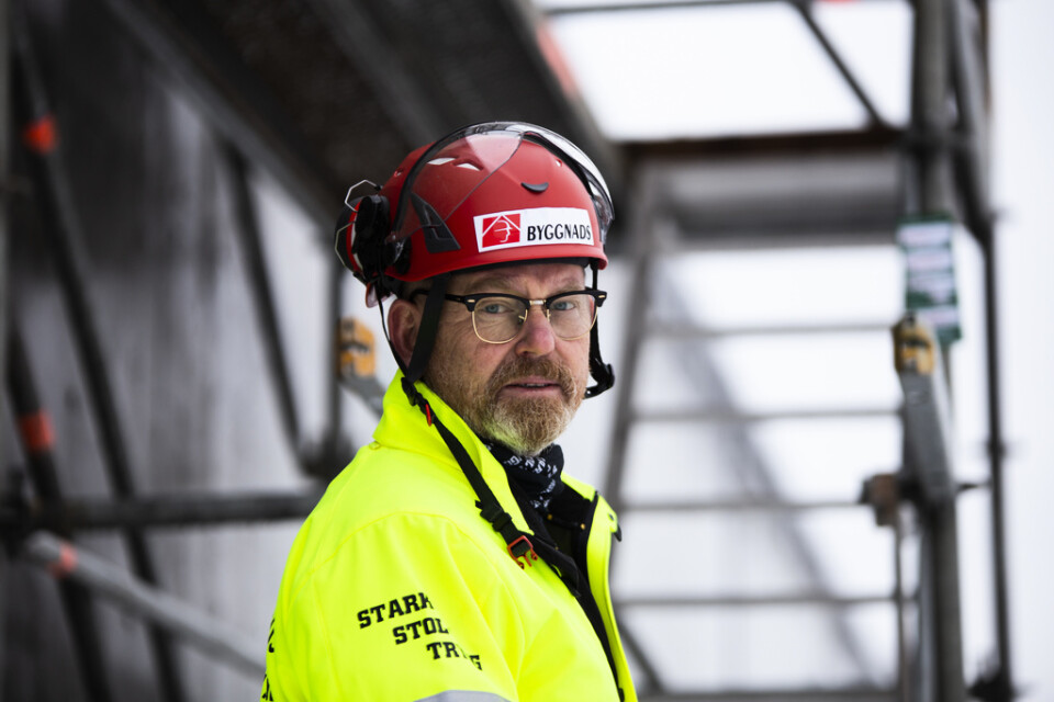 Johan Lindholm, förbundsordförande för Byggnads, betonar vikten av att hålla byggbranschen vid liv. "Det är oerhört viktigt. En byggnadsarbetare sätter tre andra i arbete", säger han.