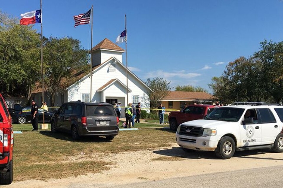 Räddningspersonal på plats vid baptistkyrkan i Sutherland Springs i södra Texas där över 20 människor har skjutits ihjäl.