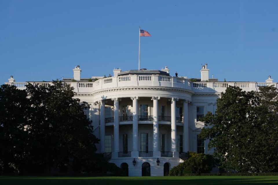 Ett högt oljud i Vita husets trädgård i Washington fick säkerhetspersonal att stänga ned Vita huset. Livvakter motade tillbaka reportrar in i pressrummet och flyttade tillfälligt fram president Barack Obamas avfärd med helikopter. Presidenten skulle fly