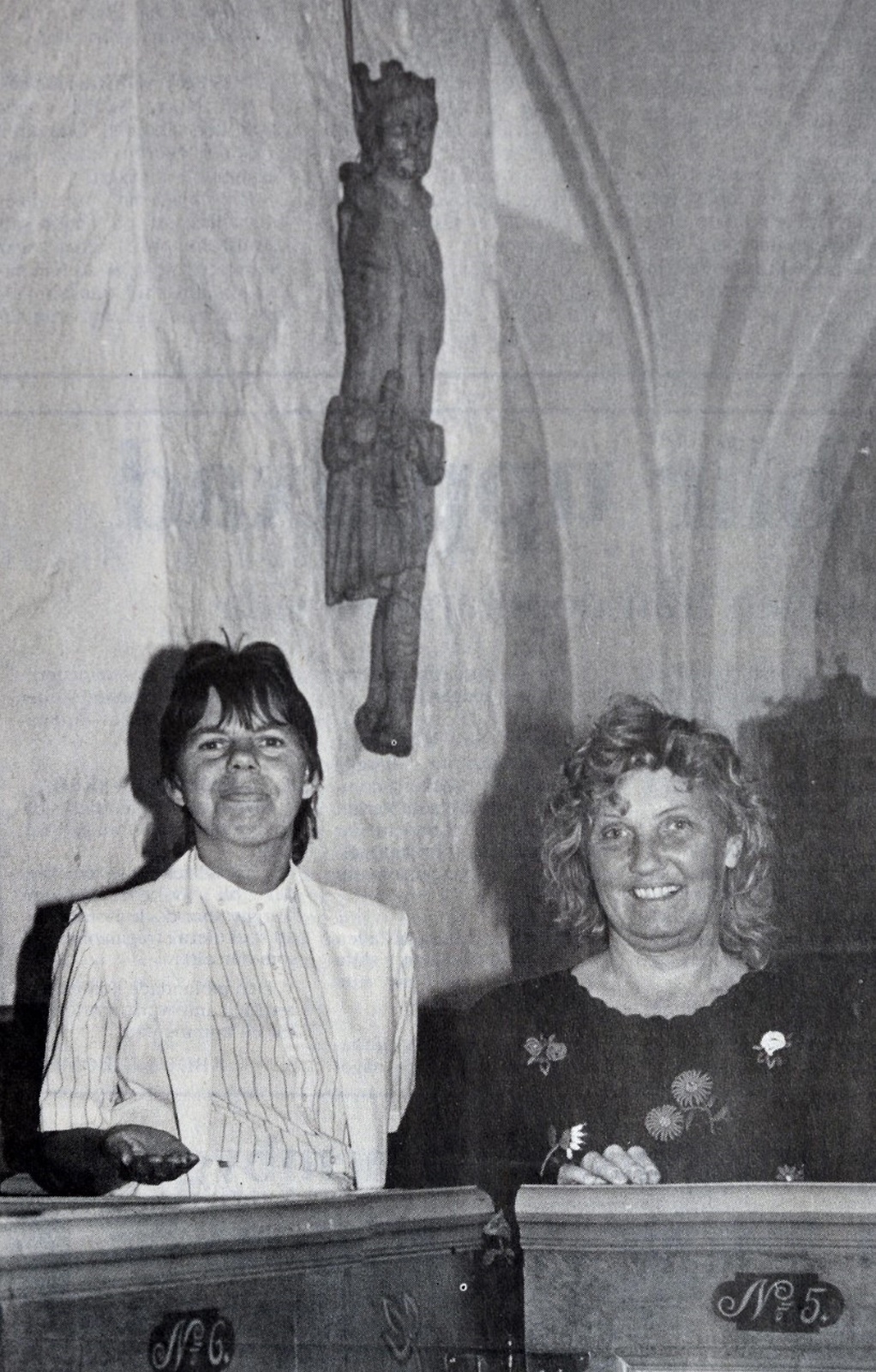 Karin Hansson och Kerstin Andersson är glada att kunna visa upp Ignaberga kyrkas gamla triumfkrucifix från 1200-talet. Det ska finnas på plats i tre veckor i gamla kyrkan. 
8Arkivbild