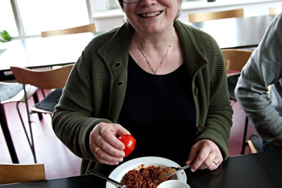 ? Bruna bönor med fläsk ? min älsklingsrätt, visar Helena Persson. Hon har inte glömt grönsakerna utan har en tomat också med sig. Men oftast äter hon faktiskt i BTH:s lunchrestaurang.