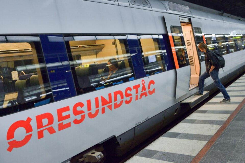 Ett spårfel vid Lernacken nära Öresundsbron försenar flera tåg mellan Danmark och Sverige. Ett växelfel på dansk sida av Öresund förvärrar situationen ytterligare. I nuläget finns ingen prognos för när tågen kan rulla enligt tidtabell. Vilka tåg som för