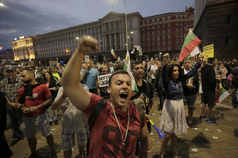 "Avgå!" ropar en demonstrant under en regeringskritisk demonstration utanför parlamentet i Bulgariens huvudstad Sofia tidigare i september.
