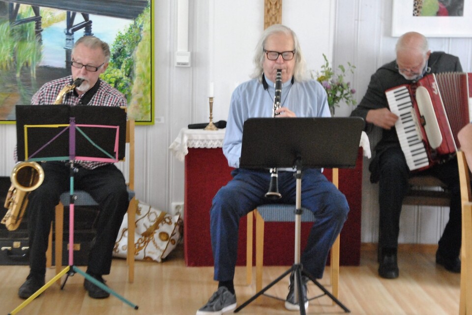 Måndagens musikunderhållning: Hasse Munch, Staffan Örneskans och Arne Elowson. Arne berättade också lokala skrönor. Foto: Sara Kring