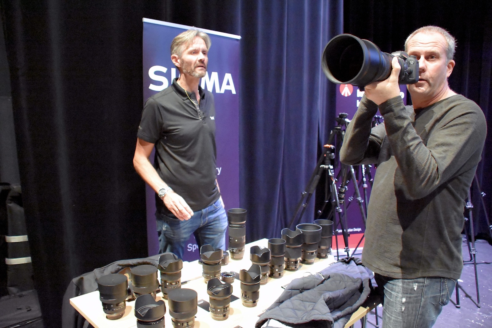 Torbjörn Ek visar teleobjektiv för Peter Svensson som funderar på att komplettera sin kamerautrustning.
