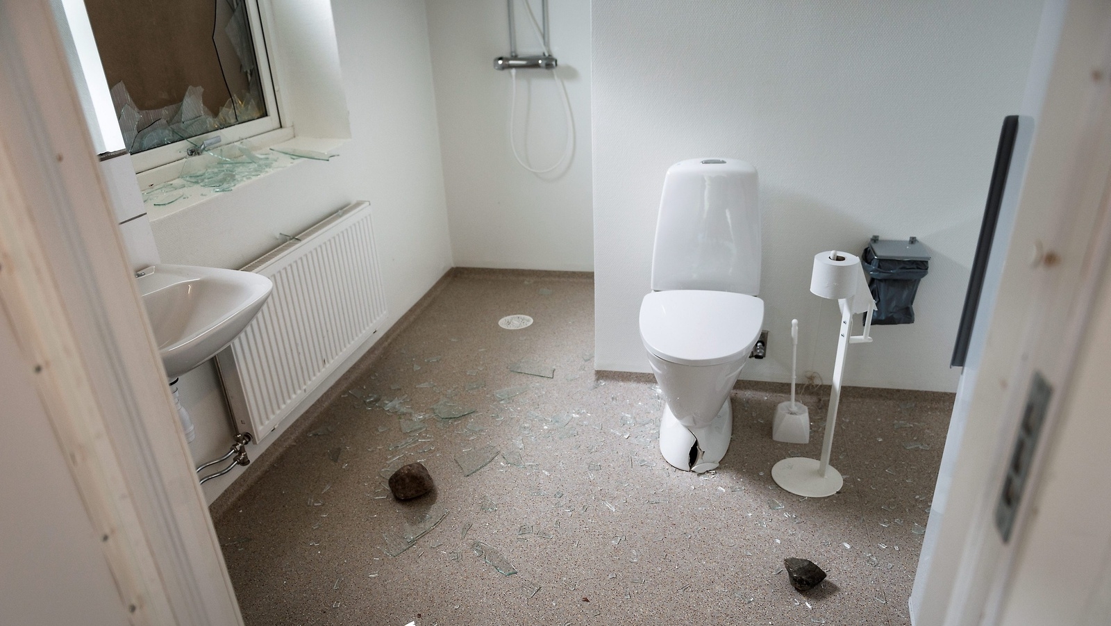 Stenar kastades in genom ett fönster och träffade en toalett som gick sönder. FOTO: SOFIA ÅSTRÖM                                                             FOTO: SOFIA ÅSTRÖM