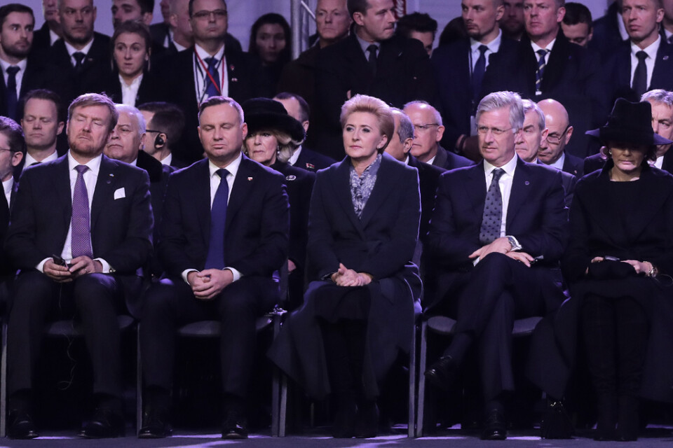 Polens president Andrzej Duda, nummer två från vänster, inledde minnesceremonin med ett tal.