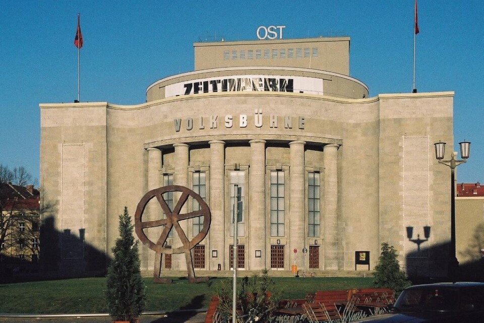 En grupp demonstranter ockuperar den klassiska teatern Volksbühne i Berlin och anklagar den nye teaterchefen för att vilja sälja ut den berömda institutionen. Aktionen började i fredags och växte i styrka under helgen efter fruktlösa förhandlingar mella