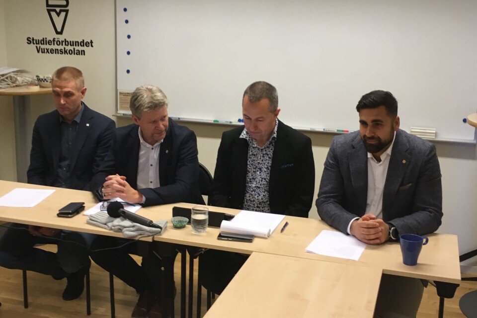Mikael Dahl (C), Roland Karlsson (C), Mikael Levander (NU) och Dario Mihajlovic (NU) presenterar överenskommelsen.