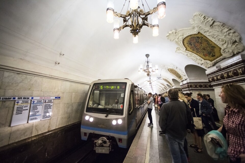Ett tåg kommer in på tunnelbanestationen Kievskaja i Moskva. Arkivbild.