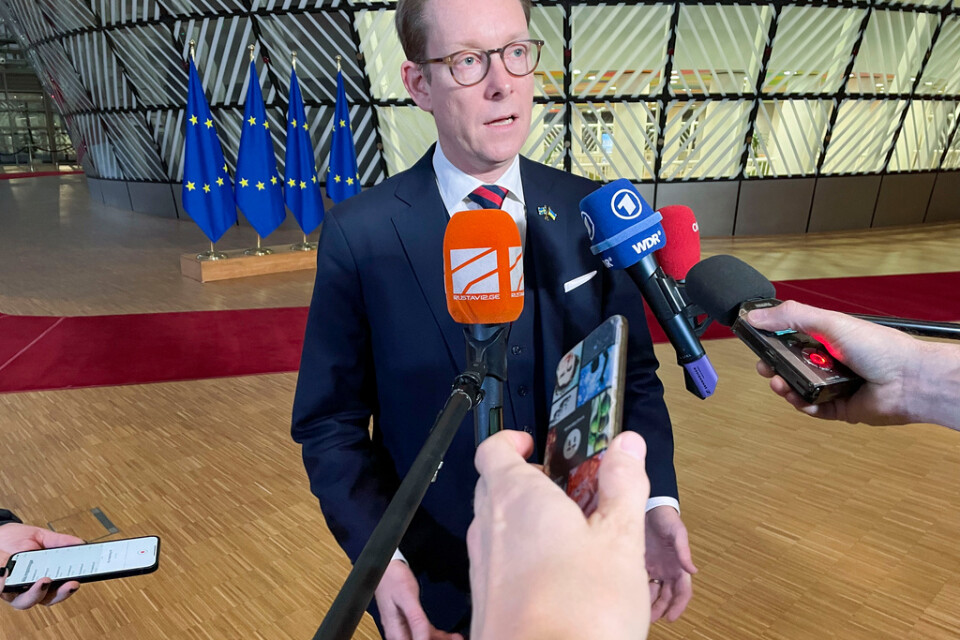 Sveriges utrikesminister Tobias Billström (M) på väg in till måndagens EU-möte i Bryssel.