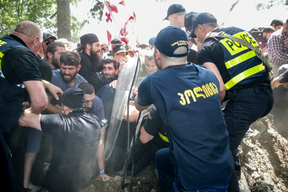 Polis försöker hindra demonstranter som försöker storma pridefestivalområdet i Georgiens huvudstad Tblisi.