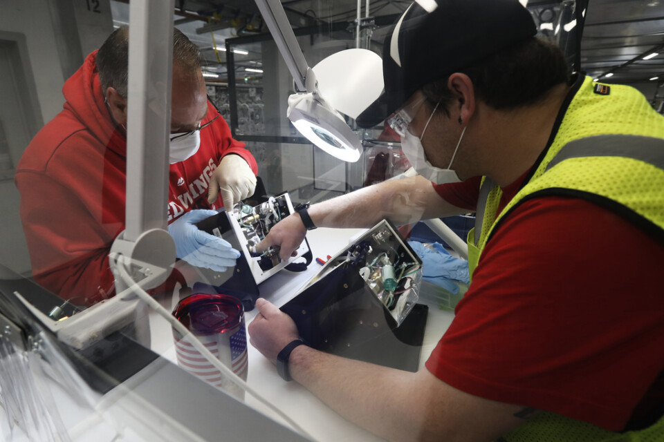 En Ford-anställd inspekterar en respirator, som tillverkats vid en av bolagets anläggningar utanför Detroit i slutet av förra veckan.