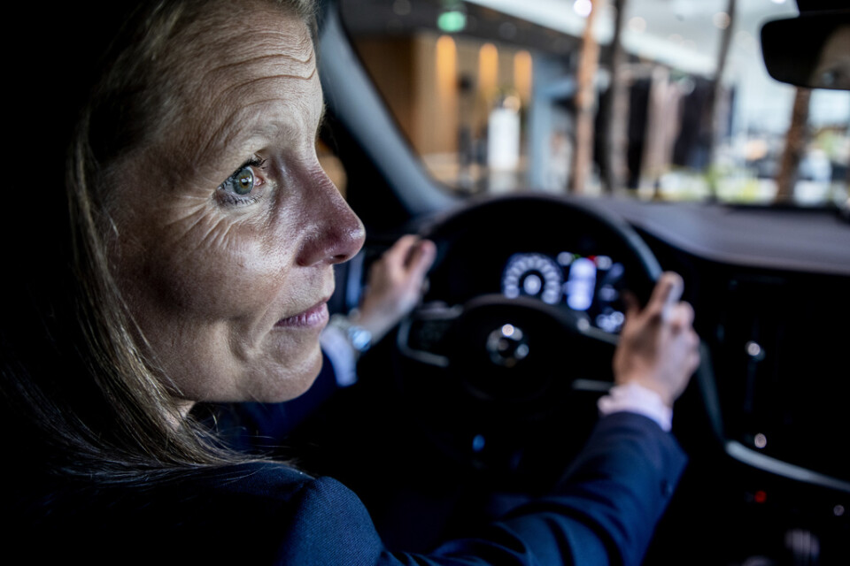 Nu införs Volvo Cars fartspärr på 180 kilometer i timmen. "Det är stor skillnad mot 220 eller 250 som det varit tidigare", säger Malin Ekholm, chef på Volvo Cars säkerhetscenter.