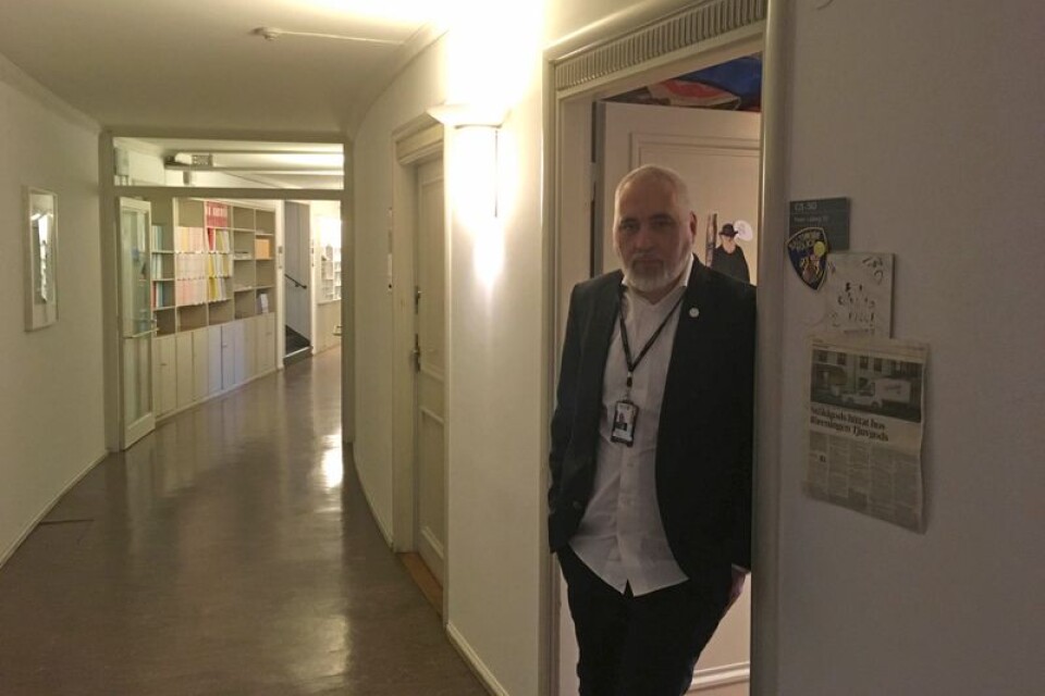 Petter Löberg vid dörren till sitt arbetsrum i ledamotshuset intill riksdagen.