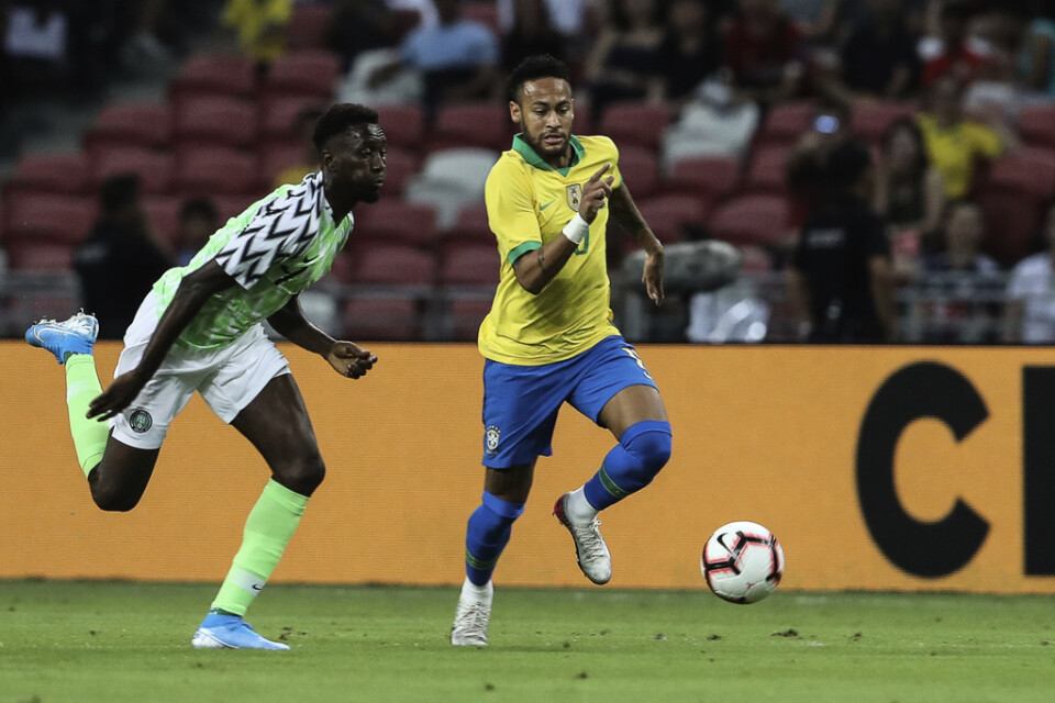 Neymar i kamp med Nigerias Anderson Esiti, till vänster. Neymar fick bryta 1–1-matchen redan efter tolv minuter.