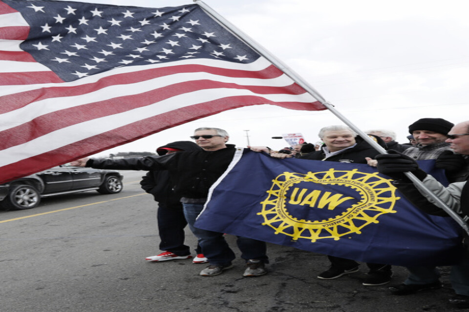 Medlemmar i USA:s bilfack United Auto Workers (UAW) vid en demonstration tidigare i år.