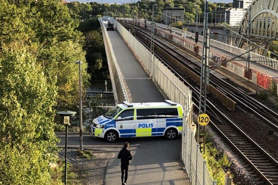 En man hittades död på Årstabron i Stockholm.
