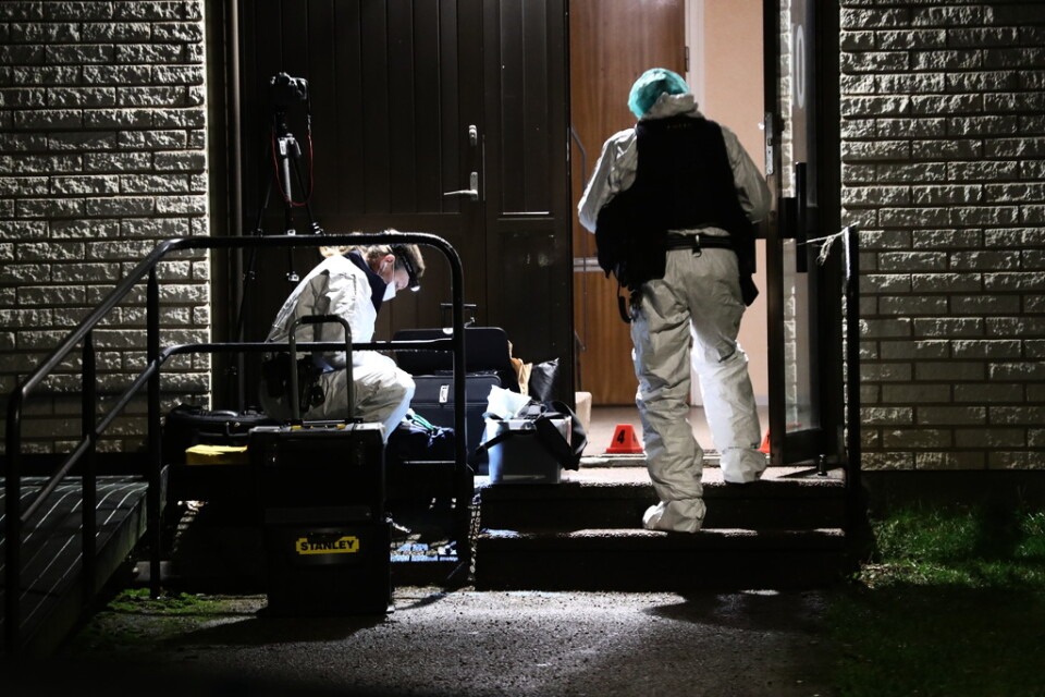 Polisens tekniker på plats i stadsdelen Skäggetorp i Linköping där en person sköts ihjäl på lördagskvällen.