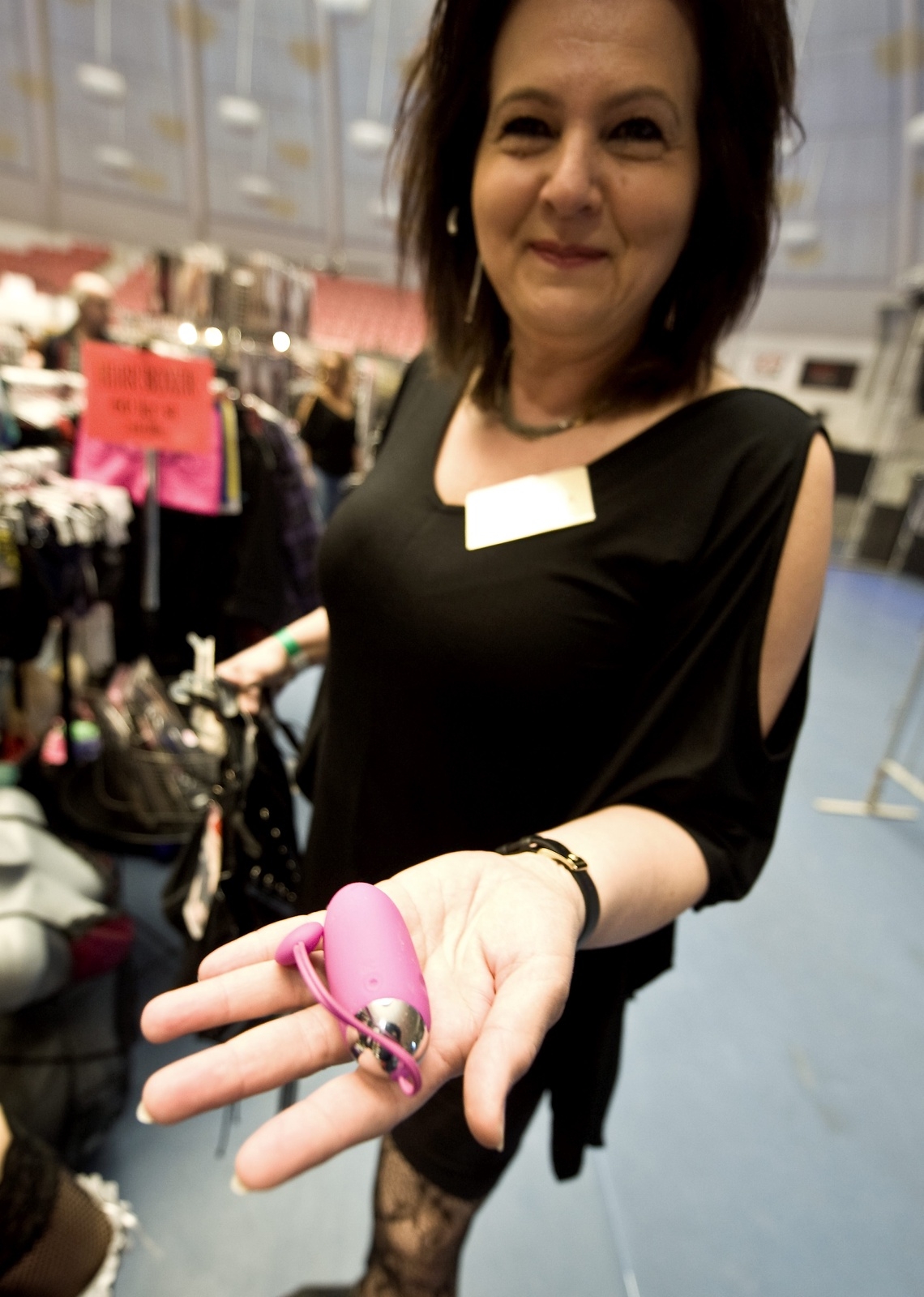 Carina Tverling sålde sexleksaker som gick att styra med mobiltelefonen på mässan. Foto: Arne Forsell/BILDBYRÅN