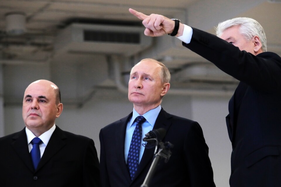 Rysslands president Vladimir Putin (i mitten) besöker ett nytt center för övervakning av coronavirus i Moskva. Bilden togs i tisdags.