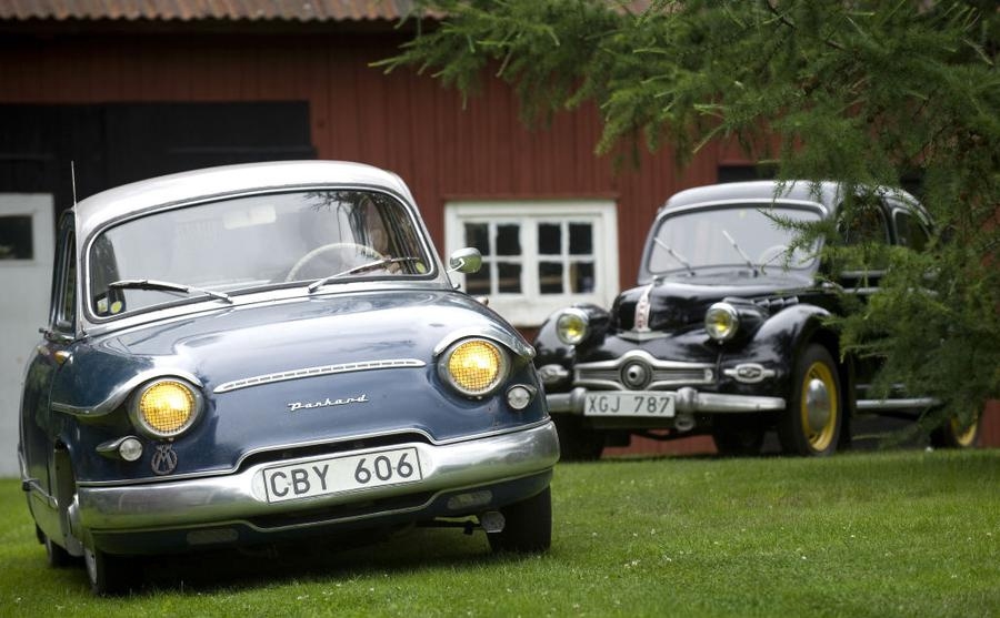 I Eneryda finns två franska bilar av märket Panhard. Modellen främst är en PL17 från 1960 och bakom den står en X86 från 1952.