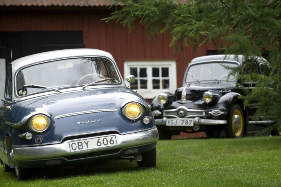 I Eneryda finns två franska bilar av märket Panhard.   Modellen främst är en PL17 från 1960 och bakom den står en X86 från 1952.