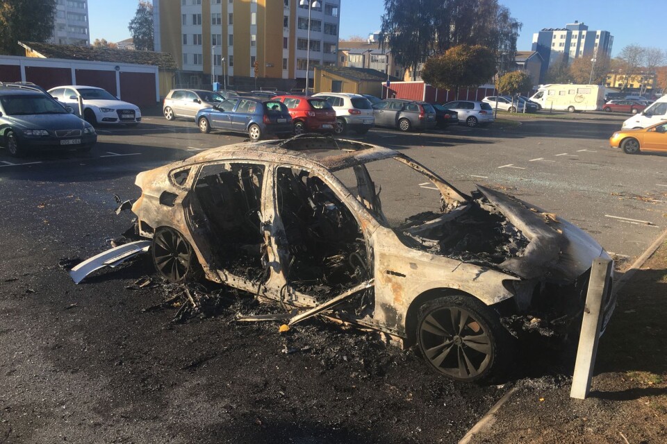 Bilen, en BMW från 2011, är totalförstörd. Enligt polisen föregicks branden av en explosion. Glassplitter spreds över stora delar av parkeringen.
