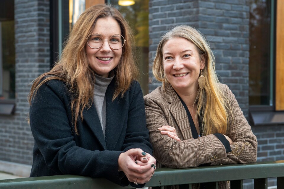 Författaren Elin Olofsson, till höger, gästar Smålandspostens Marie Magnusson i litteraturpodden ”Bokstavligt talat.”