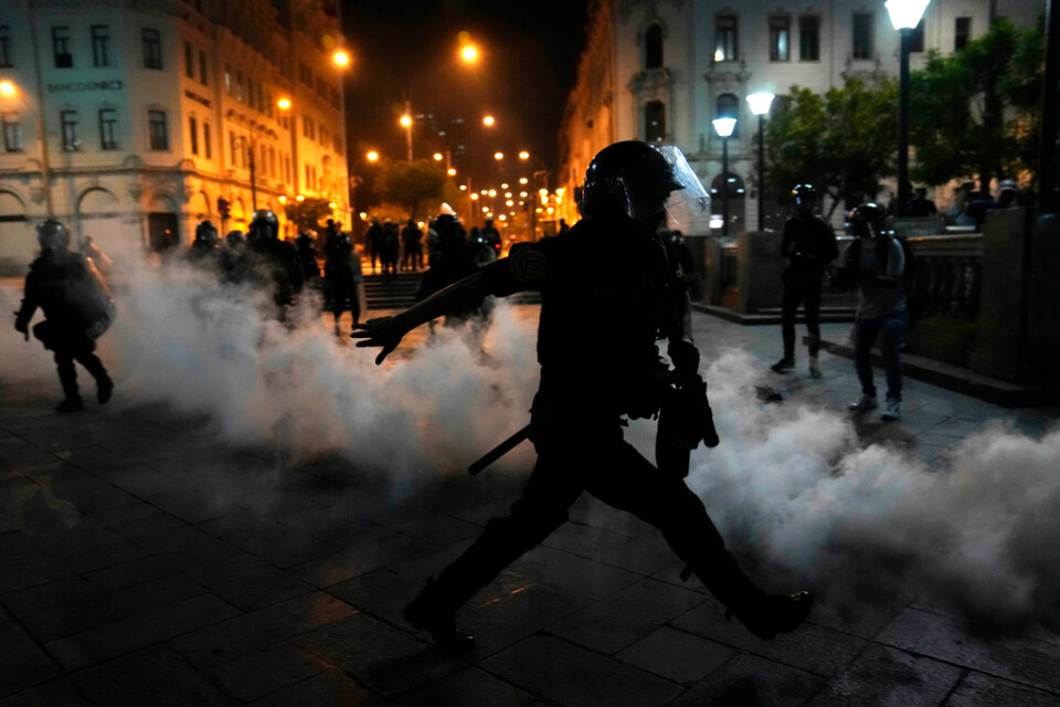 Kravallpolis har satt in tårgas på flera håll i Peru där protesterna växer efter de senaste dagarnas tumult. Bild från huvudstaden Lima.