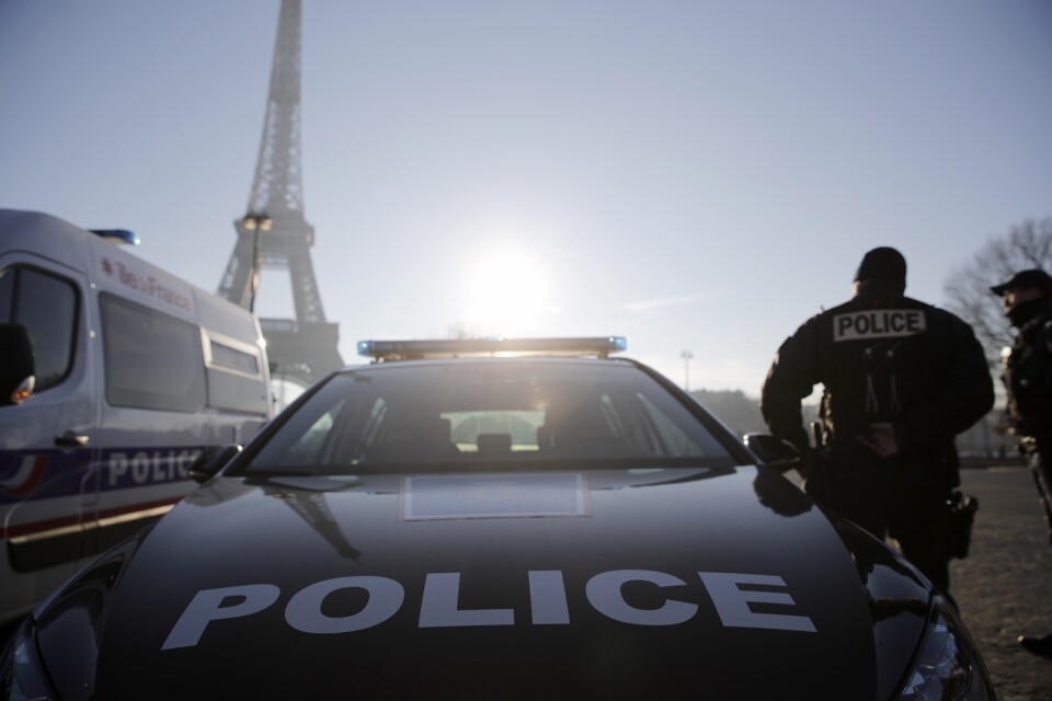 Frankrike mobiliserar poliser för att kontrollera att befolkningen bär skyddsmask. Arkivbild.