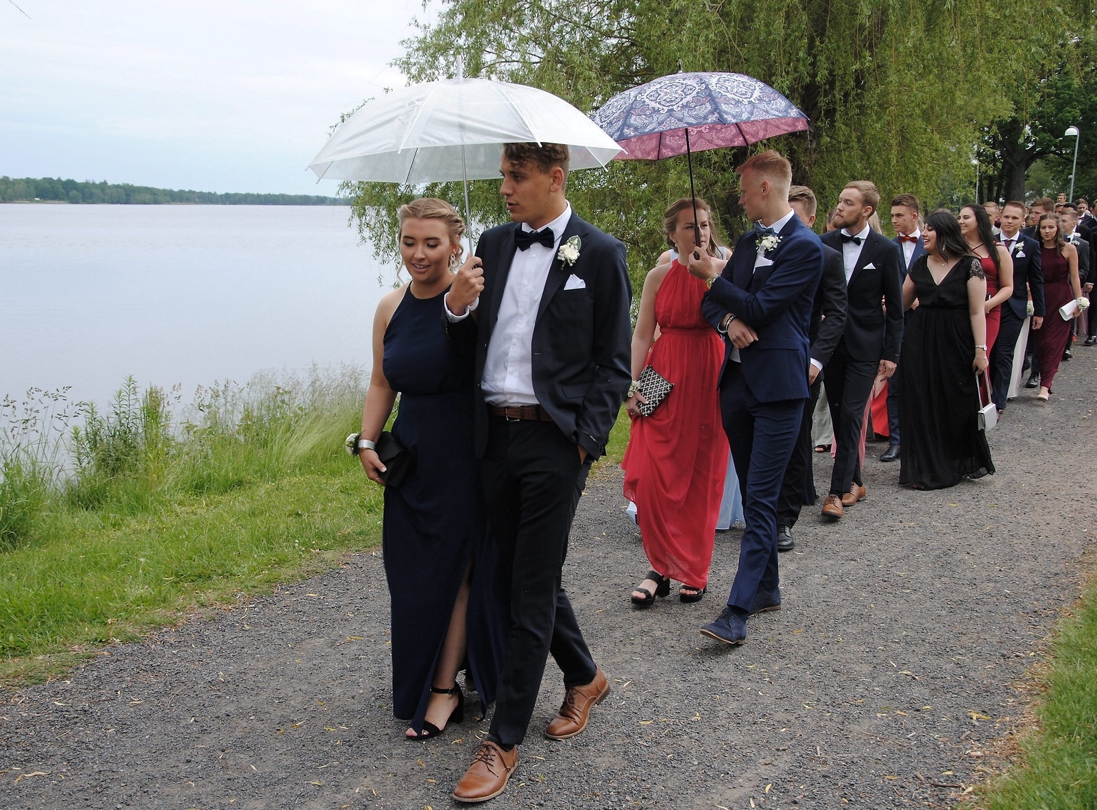 Mingel vid Osbysjön inför Ekbackeskolans studentbal.