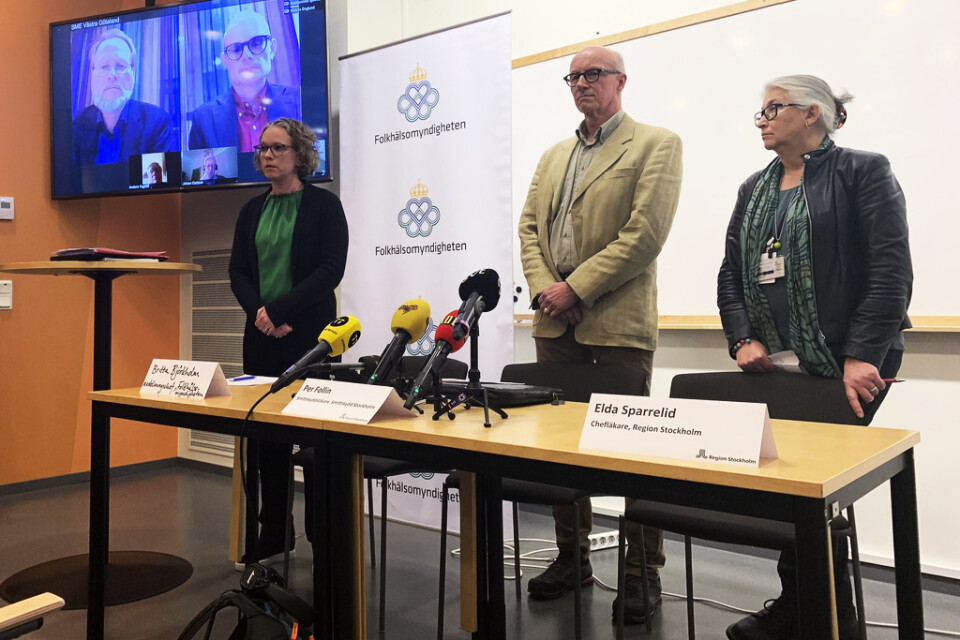 Britta Björkholm (Folkhälsomyndigheten), Per Follin (smittskyddsläkare) och Elda Sparrelid (läkare) vid en pressträff i Solna efter beskedet om att ytterligare fem personer i Sverige smittats av det nya coronaviruset.