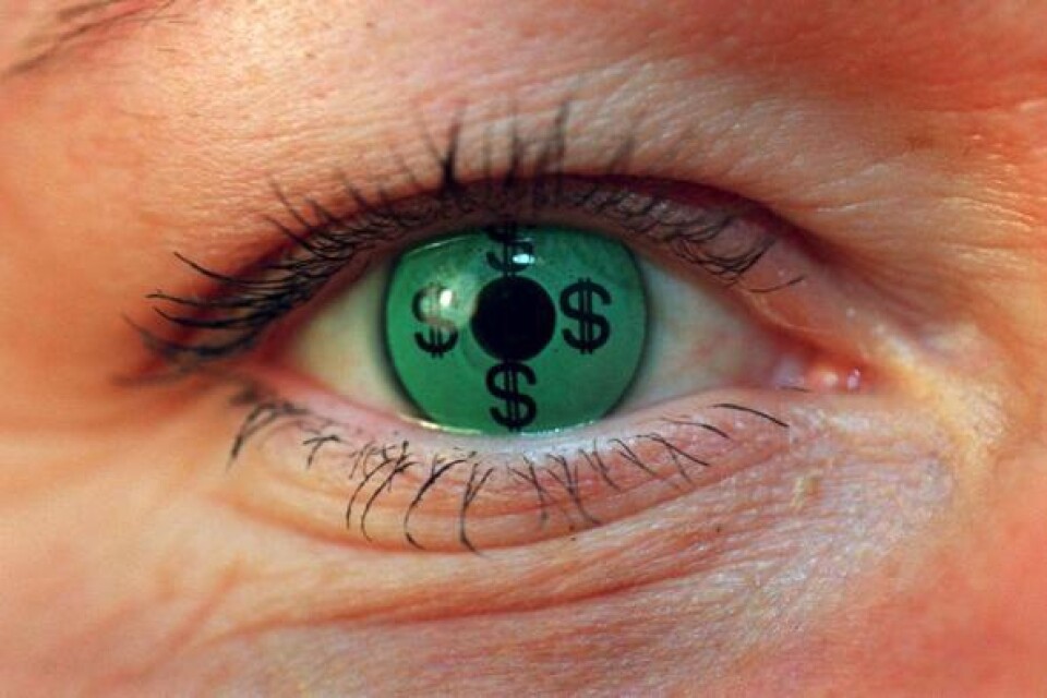 ”Sänk priset på linser”, skriver signaturen Ungdom med dålig syn. Bilden: Närbild på öga med en grön lins med dollar-tecken i.