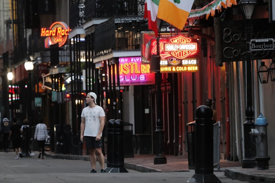 Vanligtvis är det fullt av turister på Bourbon Street i New Orleans. Men nu är gatan nästintill folktom.