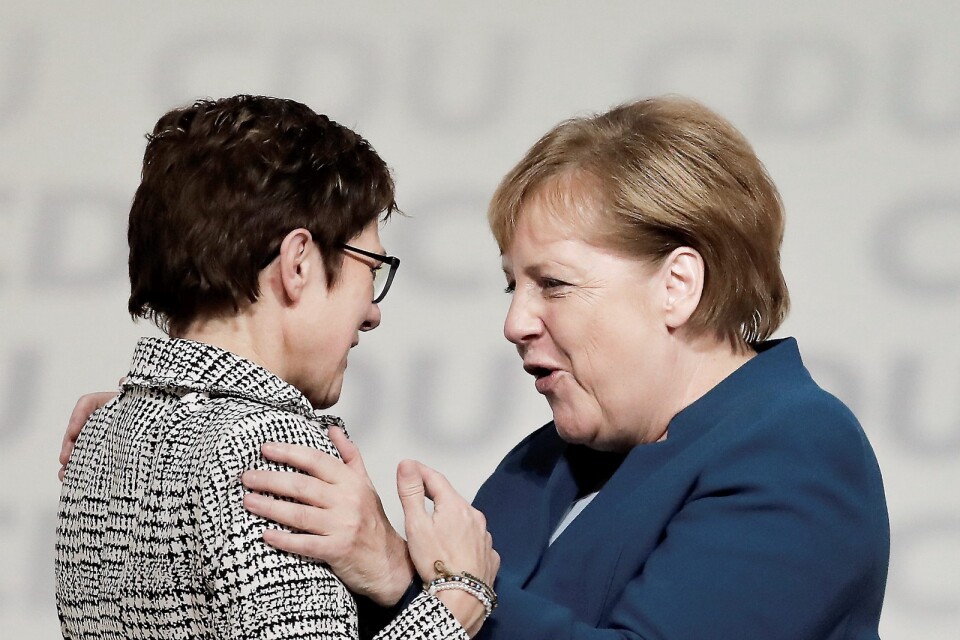 An­ge­la Merkel var märk­bart nöjd med att Annegret Kramp-Karrenbauer ef­ter­träder henne. 		             Foto: TT