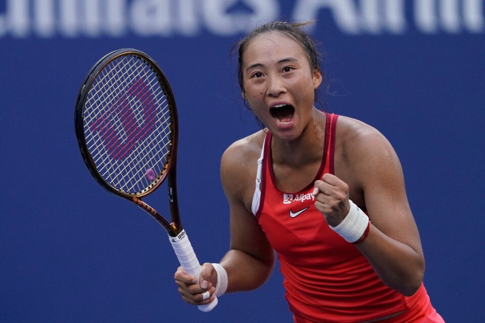 Zheng Qinwen jublar efter att ha besegrat fjolårstvåan Ons Jabeur och tagit sig vidare till kvartsfinal i US Open.