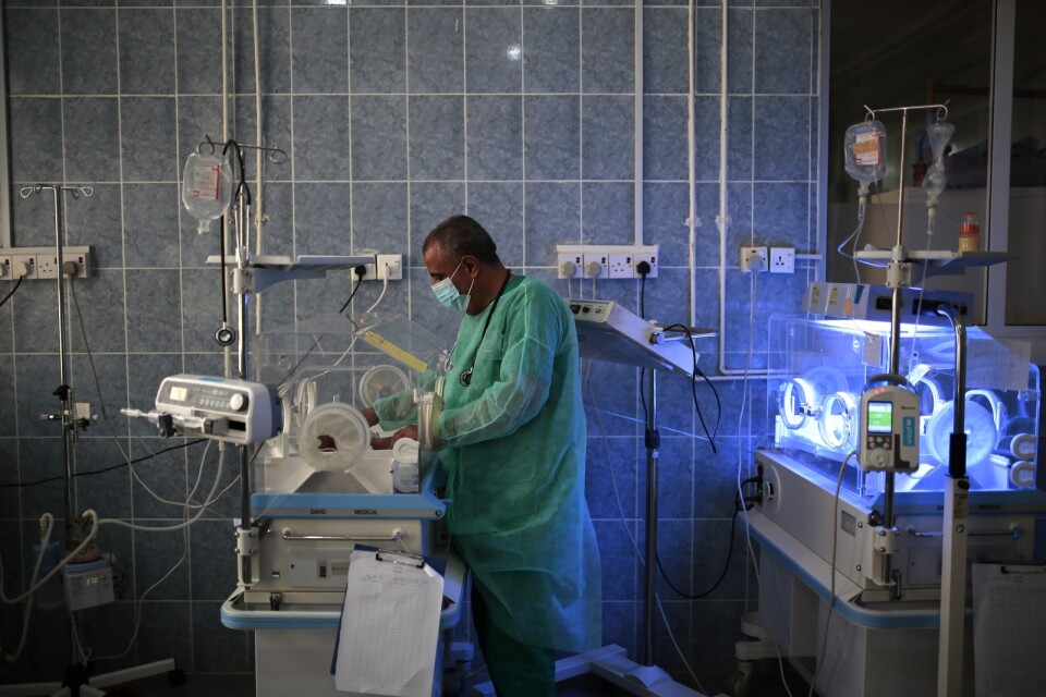 En läkare vårdar en undernärd bebis på ett sjukhus i Sanaa i Jemen i somras.