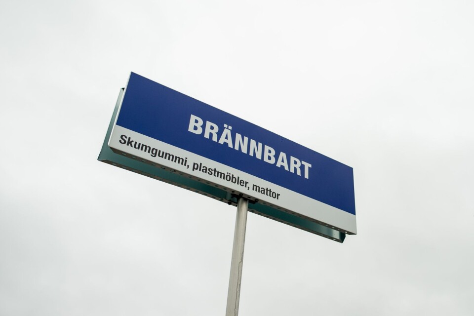 181008 En skylt med texten "brännbart" på en återvinningscentral den 8 oktober 2018 i Uppsala. Foto: MAXIM THORÉ / BILDBYRÅN