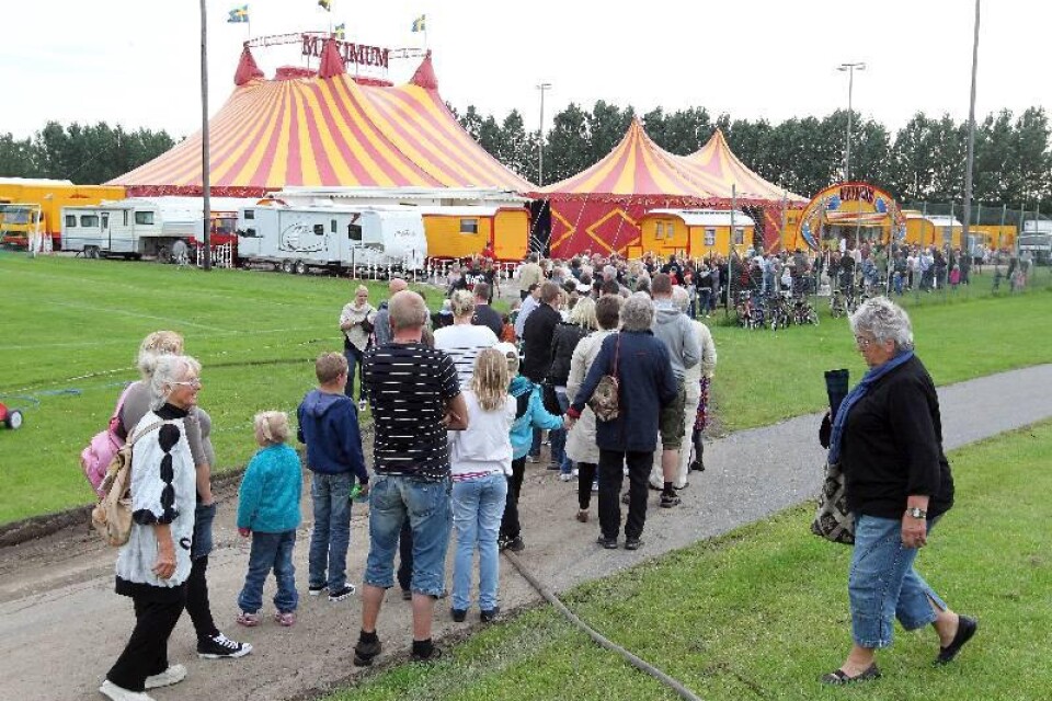 Kön ringlade sig lång ner mot cirkustältet bakom Korsavadsskolan för att se Cirkus Maximum göra årets 160de föreställning.