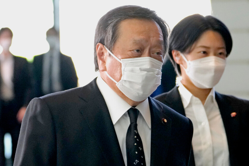 Yasukazu Hamada ersätter Shinzo Abes bror Nobuo Kishi på försvarsministerposten.