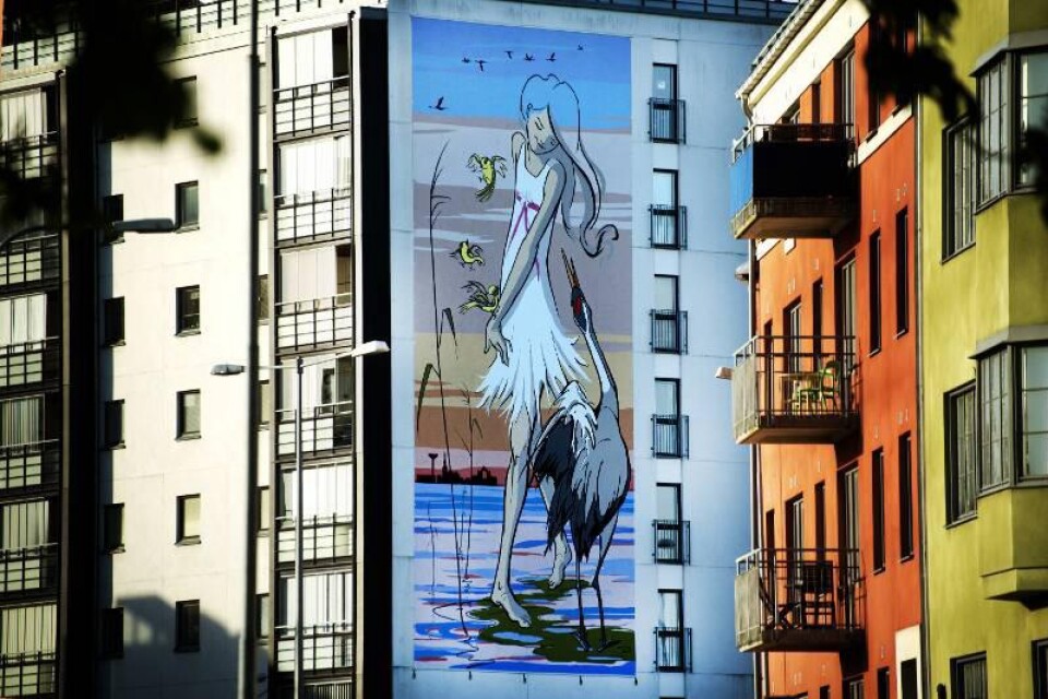 ”Hyllning till staden och Vattenriket med gulhämpling och trandans”, heter målningen av Pernilla Persson Jahangiri som är förlaga till den 115 kvadratmeter stora målade duken.
