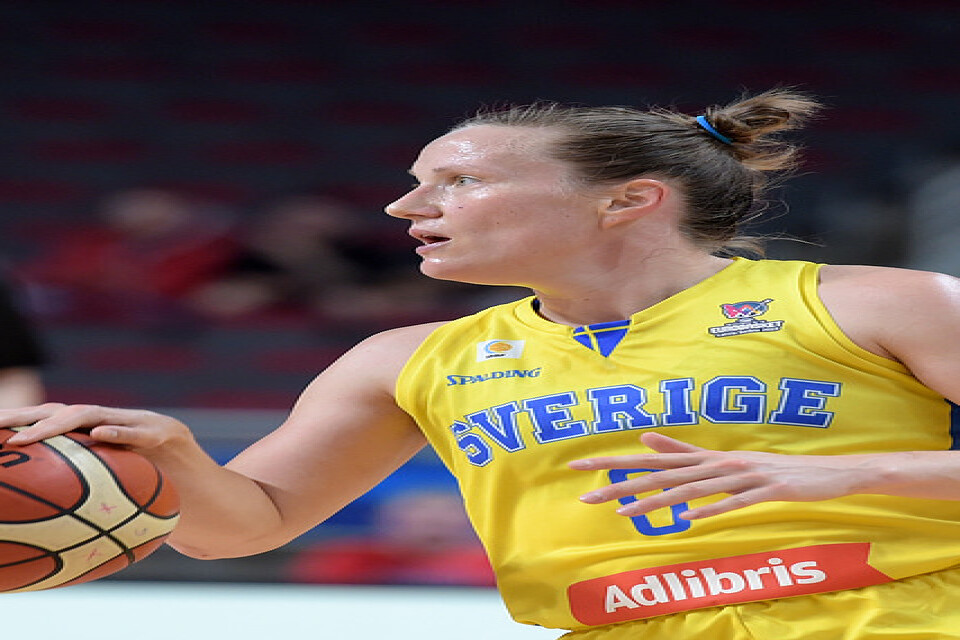 Frida Eldebrink gjorde 21 poäng i åttondelsfinal i basket-EM mellan Sverige och Lettland.