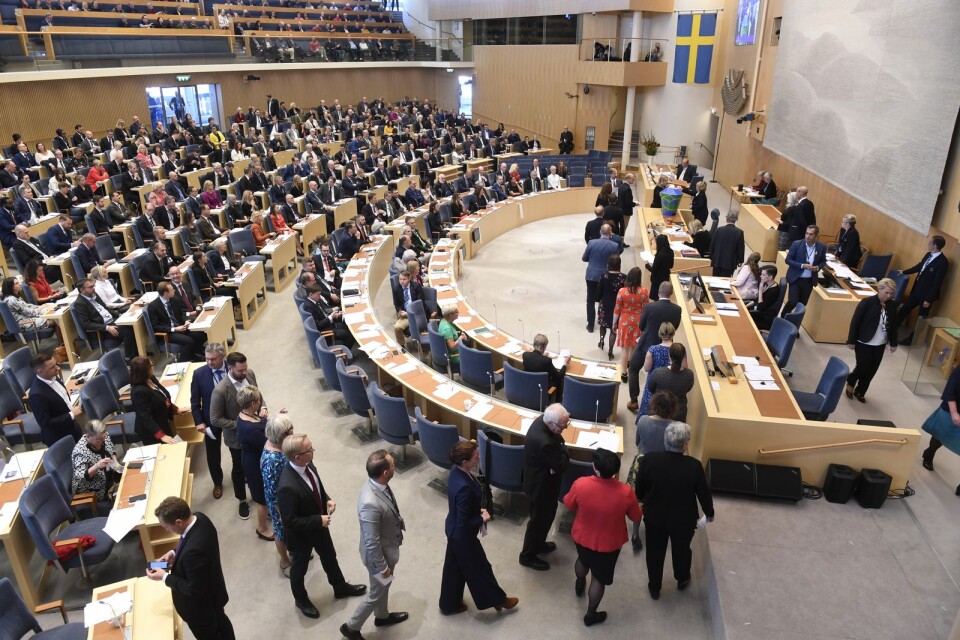 Riksdagsmän köar för att lägga sin röst i valurna under valet av talman i riksdagen i Stockholm.